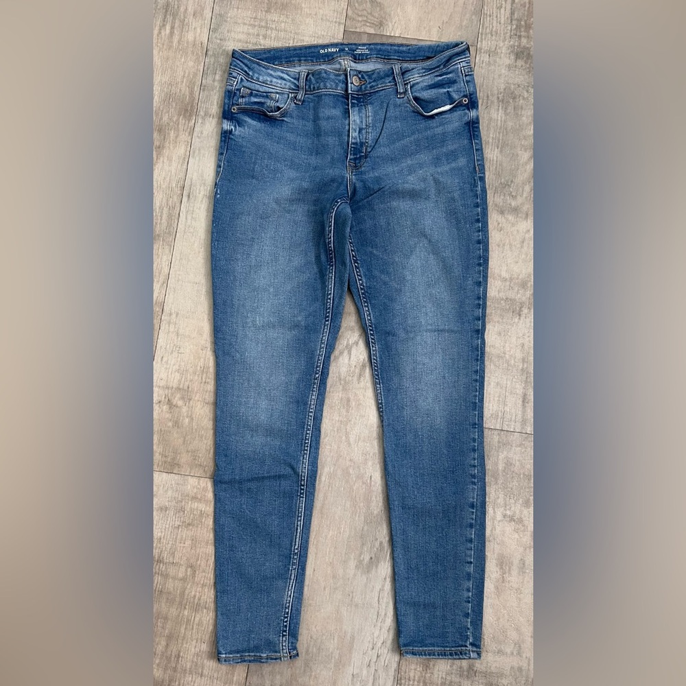 Old Navy Mid-Rise Light Wash Rockstar Super Skinny Jeans Size 12 Long - Like New